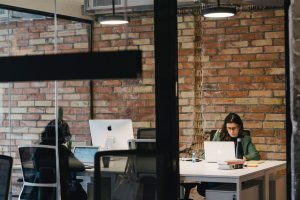 Ilustración de Tomando Decisiones Basadas en Datos o en Suposiciones?